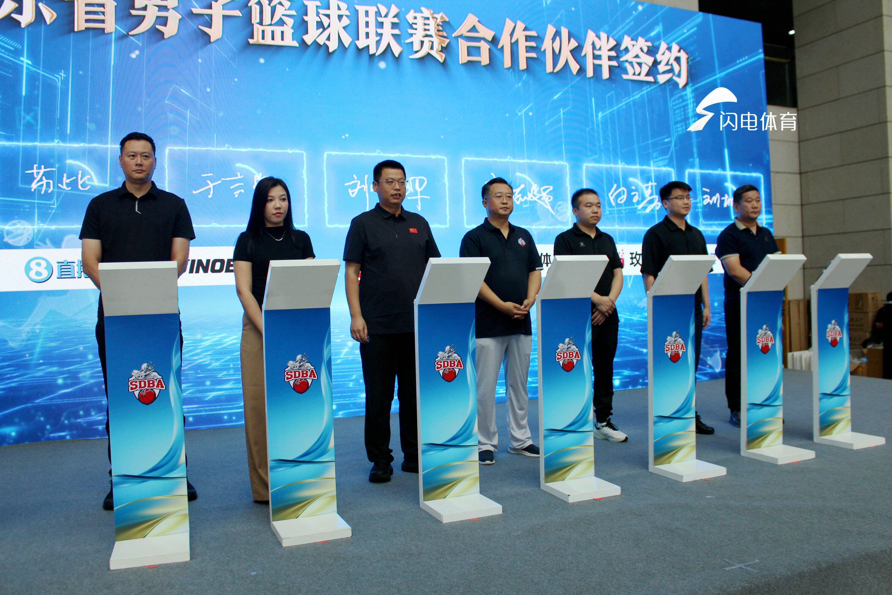 篮球名将受邀参加慈善赛,善举备受赞誉的是谁