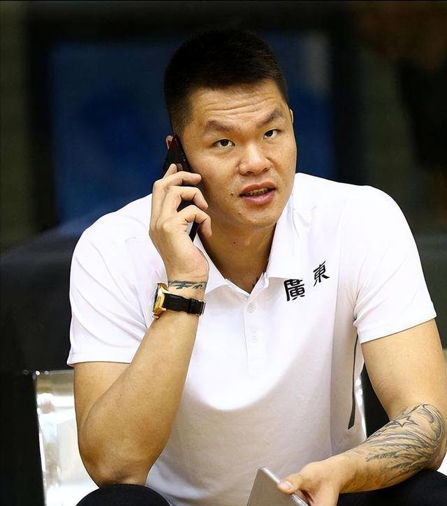 篮球名将受邀参加慈善赛,善举备受赞誉的是谁